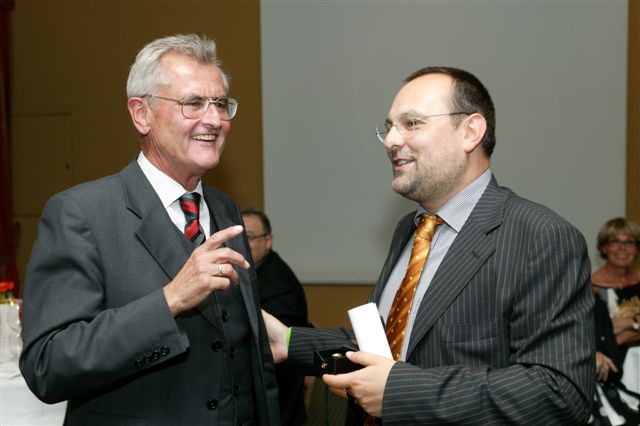 Der steirische Ärztekammerpräsident Dietmar Bayer (rechts) überreicht Herbert Emberger den Ehrenring der Ärztekammer Steiermark.